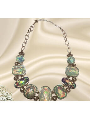 Green Statement Necklace Gold Tone Chunky Chain 18” Bold Fashion Jewelry